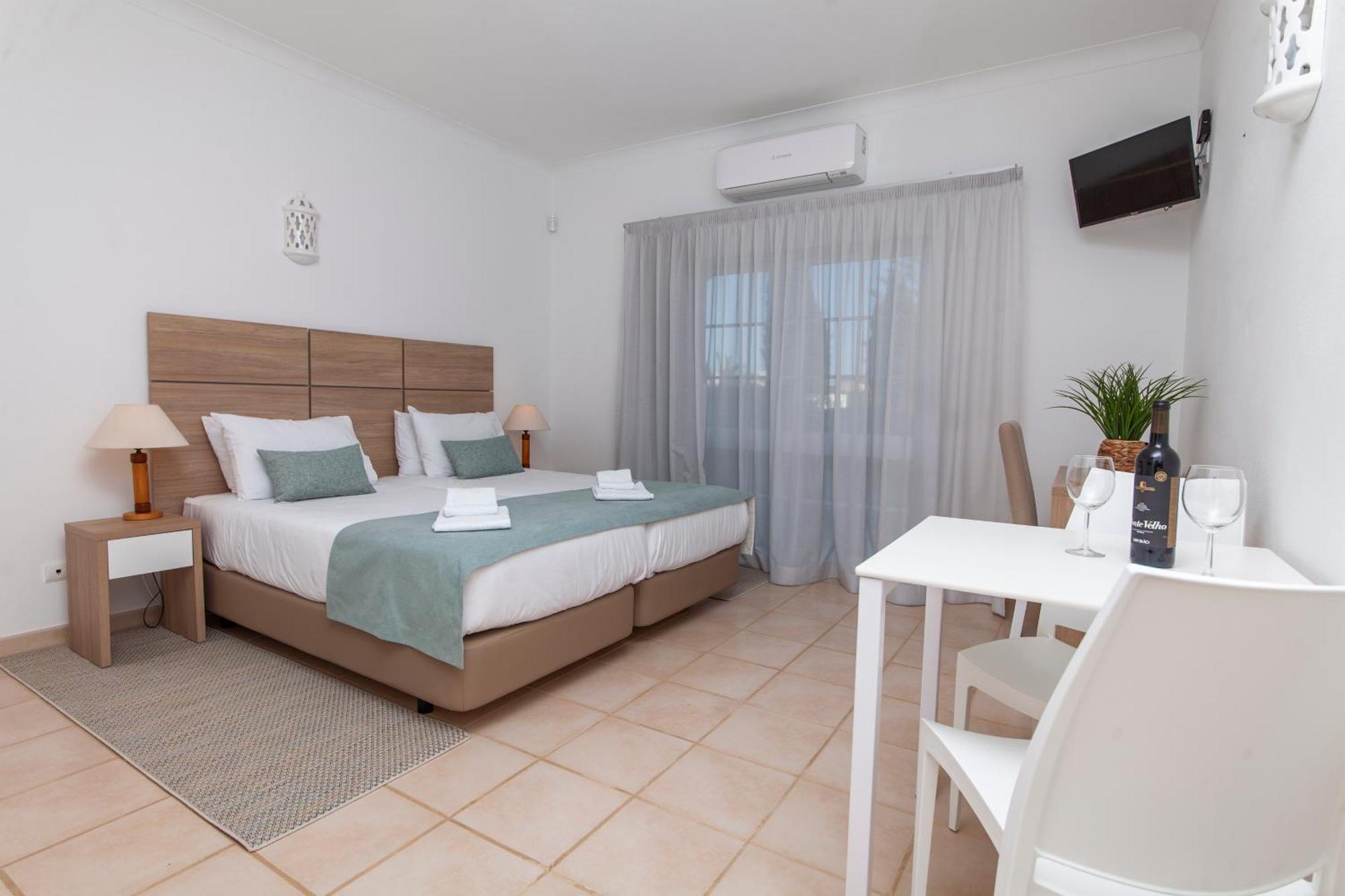 Atalaia Sol Aparthotel - Tennis & Heated Pool In Winter Lagos Exterior photo